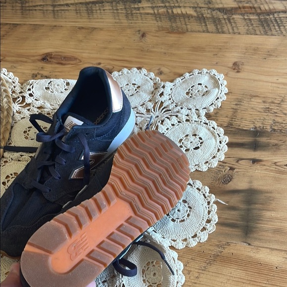 New Balance Blue and Pink Sneakers Athletic Design - Picture 7 of 10